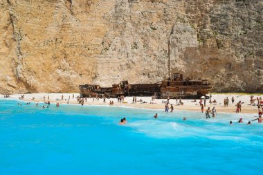 Batık Bay, Zakynthos Island, Yunanistan - 26 Temmuz 2017: Gemi plajındaki turist.