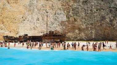 Batık Bay, Zakynthos Island, Yunanistan - 26 Temmuz 2017: Gemi plajındaki turist.