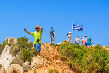 Batık koyu, Zakynthos Island, Yunanistan - 26 Temmuz 2017: Pelerin Turistlere batık Beach fotoğraf.