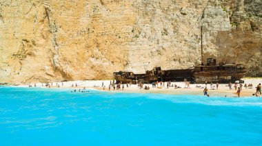 Batık Bay, Zakynthos Island, Yunanistan - 26 Temmuz 2017: Gemi plajındaki turist.