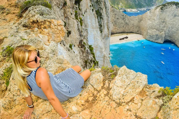 Batık koyu, Zakynthos Island, Yunanistan arka planda uçurumun kenarına gurl.