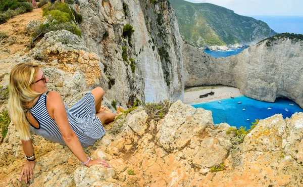 Batık koyu, Zakynthos Island, Yunanistan arka planda uçurumun kenarına gurl.
