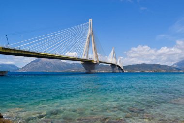 Yarımada Peloponessus ve anakara Yunanistan karayoluyla bağlama Korint Körfezi üzerinden köprü.