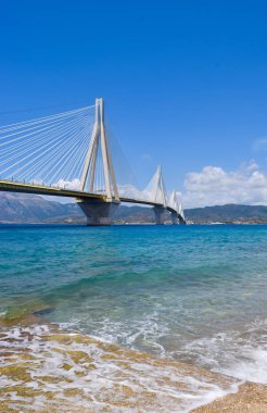 Yarımada Peloponessus ve anakara Yunanistan karayoluyla bağlama Korint Körfezi üzerinden köprü.