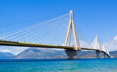 Yarımada Peloponessus ve anakara Yunanistan karayoluyla bağlama Korint Körfezi üzerinden köprü.