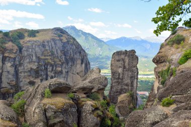 Meteora manastırları bulunan kaya.
