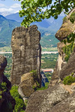 Meteora manastırları bulunan kaya.