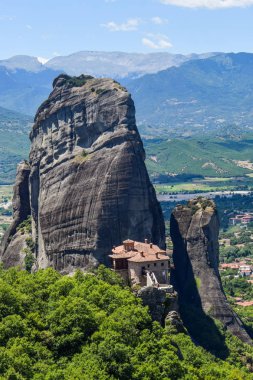 Meteora Yunanistan kayalar üzerinde bulunan Kutsal Teslis Manastırı.