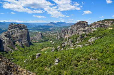 Meteora manastırları bulunan kaya.