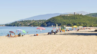 Paralia Skotinas, Yunanistan - 29 Temmuz 2017: Tatilcilerin güneşli bir yaz sahilde.
