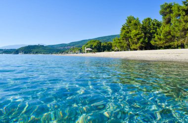 Paralia Skotinas Beach ve Ptalamon kale uzaktan.