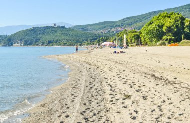 Paralia Skotinas Beach ve Ptalamon Kalesi, Yunanistan.