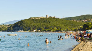Paralia Skotinas, Yunanistan - 29 Temmuz 2017: Tatilcilerin bir yaz güneşli sabahı sahilde.