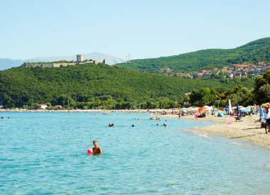 Paralia Skotinas, Yunanistan - 29 Temmuz 2017: Tatilcilerin güneşli bir yaz sahilde.