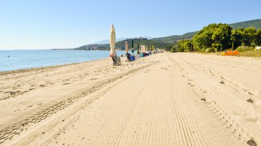 Paralia Skotinas Beach ve Ptalamon Kalesi, Yunanistan.