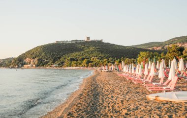 Paralia Skotinas Beach ve Ptalamon kale uzaktan.