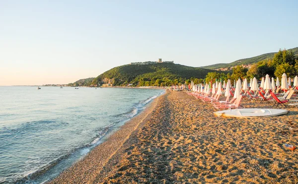 Paralia Skotinas Beach ve Ptalamon kale uzaktan.