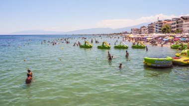 Bir Paralia Katerinis, Yunanistan - 30 Temmuz 2017: Tatilcilerin bir yaz güneşli akşam sahilde.
