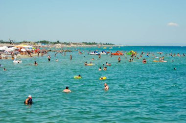 Bir Paralia Katerinis, Yunanistan - 30 Temmuz 2017: Tatilcilerin bir yaz güneşli akşam sahilde.