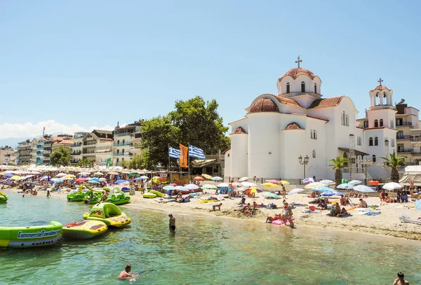 Bir Paralia Katerinis, Yunanistan - 30 Temmuz 2017: Tatilcilerin bir yaz güneşli akşam sahilde.