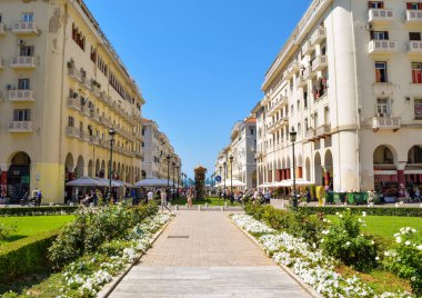 Thessaloniki, Yunanistan - 30 Temmuz 2017: Promenade Thessaloniki, sokaklarında.