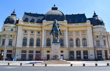 Bucharest, Romanya - 2 Ağustos 2017: Heykel Kral Carol ben arka planda Kütüphanesi 