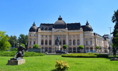 Bucharest, Romanya - 2 Ağustos 2017: Heykel Kral Carol ben arka planda Kütüphanesi 