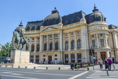 Bucharest, Romanya - 2 Ağustos 2017: Heykel Kral Carol ben arka planda Kütüphanesi 