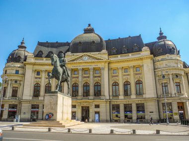 Bucharest, Romanya - 2 Ağustos 2017: Heykel Kral Carol ben arka planda Kütüphanesi 
