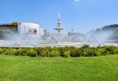 Bucharest, Romanya - 2 Ağustos 2017: Çeşme, Çeşme Sokak Bükreş simgeleyen. Unirii Square.