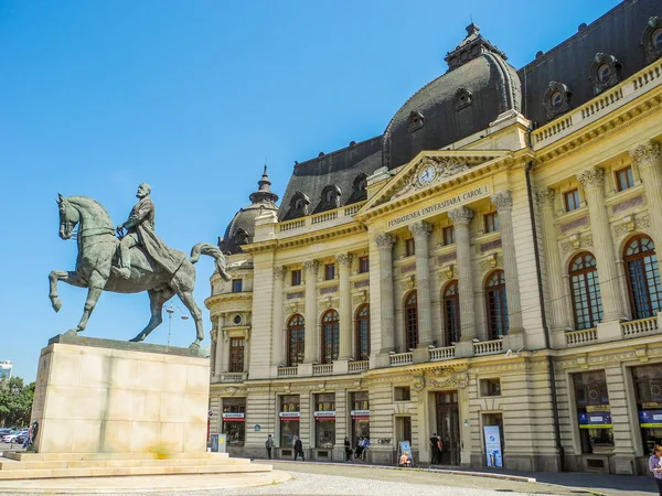 București România August 2017 Statuia Regelui Carol Fundalul Bibliotecii Fundației — Fotografie, imagine de stoc