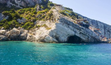 Zakynthos, Yunanistan - 26 Temmuz 2017: Tatilcilerin mavi yakınlarında.