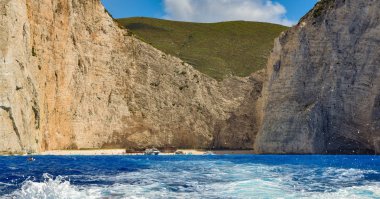 Batık plaja yakın turist gezi gemileri.