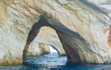 Mavi mağara. Doğal Simgesel Yapı adasının Zakynthos, Yunanistan.