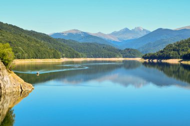 Lake Vidradu, hangi Transfagaras karayolu geçer. Romanya.