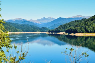 Lake Vidradu, hangi Transfagaras karayolu geçer. Romanya.
