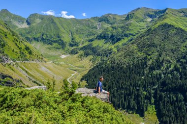 Transfegerasan dağ road yakınındaki uçurumun kenarında turist.