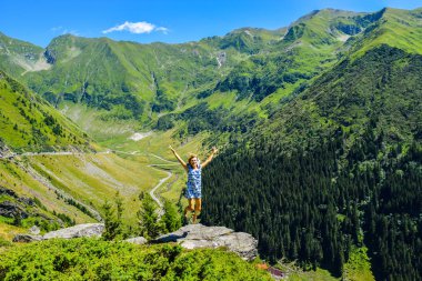 Kız olarak atlama. Transfagarasan dağ yolu.
