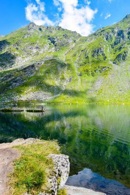 Göl Balea Transfagarasan yolun geçişte bulunan. Romanya.