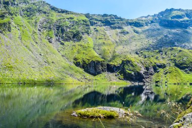 Göl Balea Transfagarasan yolun geçişte bulunan. Romanya.