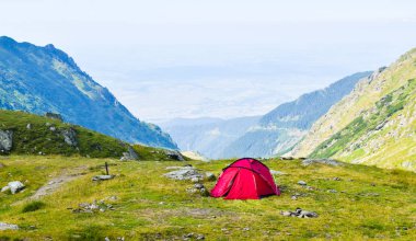 Çadır Transfagarasan yolda geçmek, Romanya.