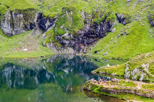 Turystów Pobliżu Jezioro Balea Znajduje Się Przełęczy Transfagaras Drogi — Zdjęcie stockowe