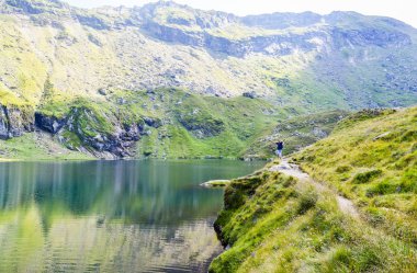 Adam göl Balea Transfagarasan yolun pass üzerinde yer alan, yakın. Romanya.