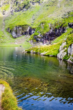 Transfagarasan road, Romanya, - 3 Ağustos 2017: yeni evliler yakınındaki Barajı ve göl Balea.