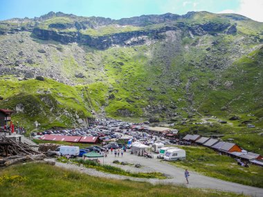 Transfagarasan road, Romanya, - 3 Ağustos 2017: Park etmiş arabalar geçişte Transafgarasan yol.