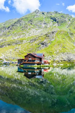 Transfagarasan road, Romanya, - 3 Ağustos 2017: baraj ve göl Balea yakınındaki otel binası.