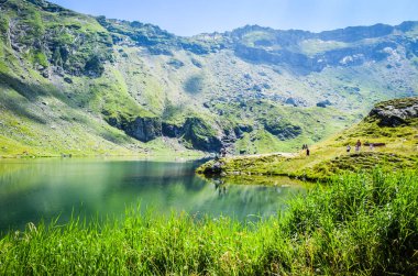 Transfagarasan road, Romanya, - 3 Ağustos 2017: turist yakınındaki Barajı ve göl Balea.