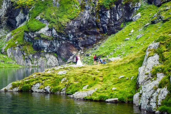 Estrada Transfagarasan Romênia Agosto 2017 Recém Casados Perto Barragem Lago — Fotografia de Stock