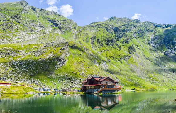 Transfagarasan Road Rumunsko Srpna 2017 Budova Hotelu Nedaleko Přehrady Jezera — Stock fotografie