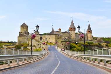 Kamianets-Podilskyi, Ukrayna-5 Ağustos 2017: Kamianets-Podilskyi Kalesi arka planda Ukrayna turist.